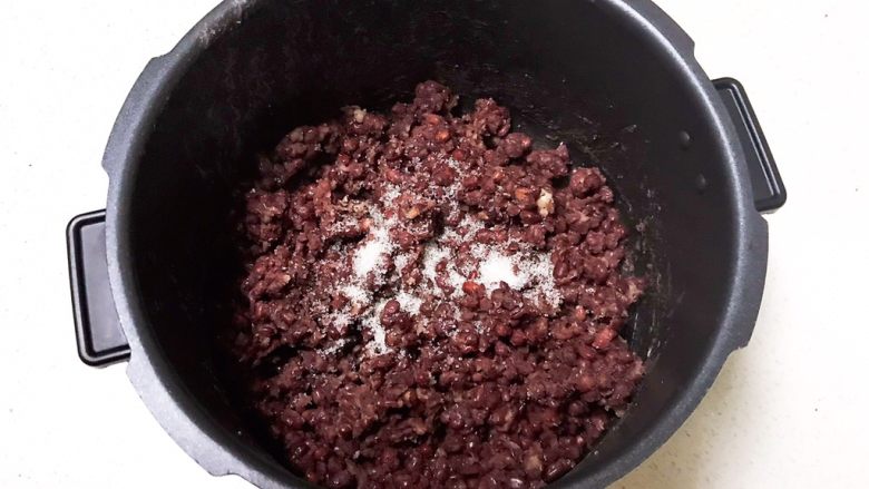 麻香豆沙糯米饼,加入<a style='color:red;display:inline-block;' href='/shicai/ 869'>白砂糖</a>,调匀即可,还有一部分豆子颗粒,吃的时候口感更好