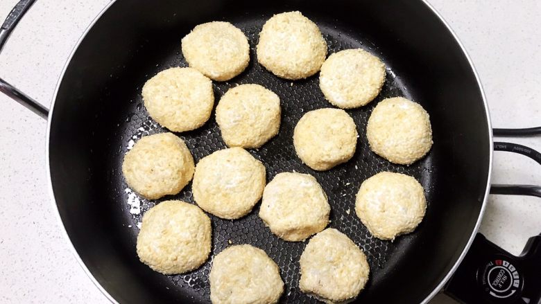 麻香豆沙糯米饼,放入生饼坯,全程小火煎制