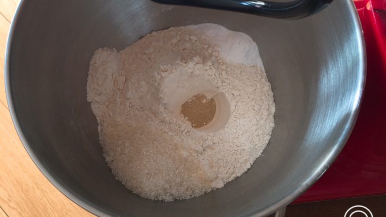 圈圈豆沙面包,高筋粉放入厨师机内,盐和细砂糖对角放,中间放<a style='color:red;display:inline-block;' href='/shicai/ 739'>发酵粉</a>。