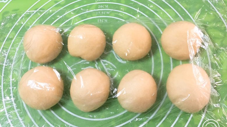 圈圈豆沙面包,分成八个剂子,盖上保鲜膜静置20分钟。