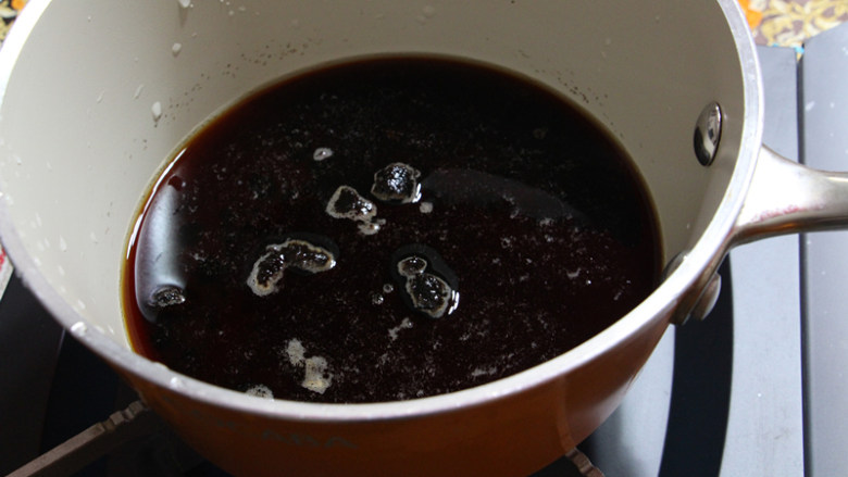 珍珠奶茶,100克清水加40克<a style='color:red;display:inline-block;' href='/shicai/ 882'>红糖</a>倒入奶锅,煮开。