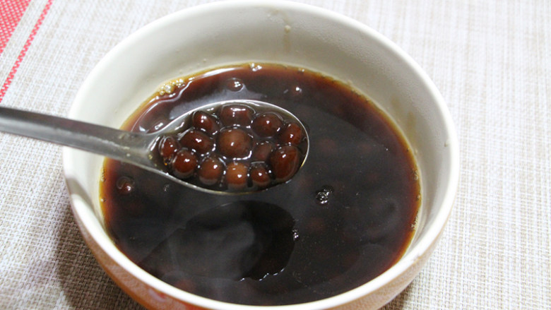 珍珠奶茶,搓好的珍珠用保鲜袋或者保鲜盒装起来,放冰箱冷冻,每次吃取一些出来,煮10到15分钟就可以拿来吃了。煮好的珍珠用少许红糖水泡着,不粘。