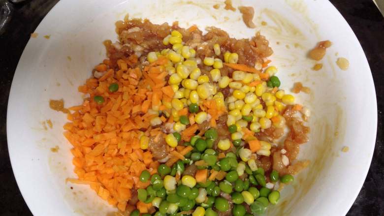 鸡肉玉米饼,加入胡萝卜、玉米粒、<a style='color:red;display:inline-block;' href='/shicai/ 90711'>豌豆粒</a>搅匀(还是不要搅打上劲)
