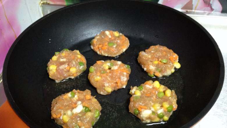 鸡肉玉米饼,
不粘锅加少许油,把丸子放入按扁,小火慢煎