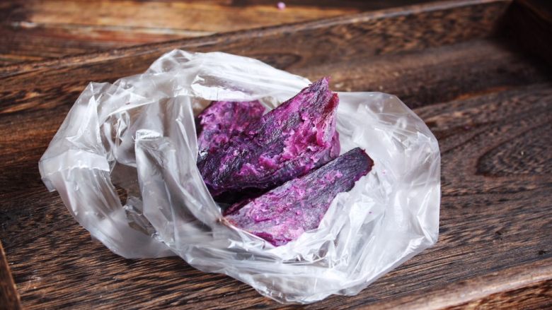 高颜值炫彩 紫薯芒果奶香饭团,将蒸熟的紫薯去皮,趁温乎时放在保鲜袋里碾压成<a style='color:red;display:inline-block;' href='/shicai/ 211531'>紫薯泥</a>。