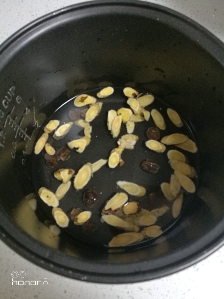 菜谱#桂芪煮鸡蛋#(创建于11/11~2018),黄芪洗净,桂园剥去壳也洗净,共同浸泡15分钟。