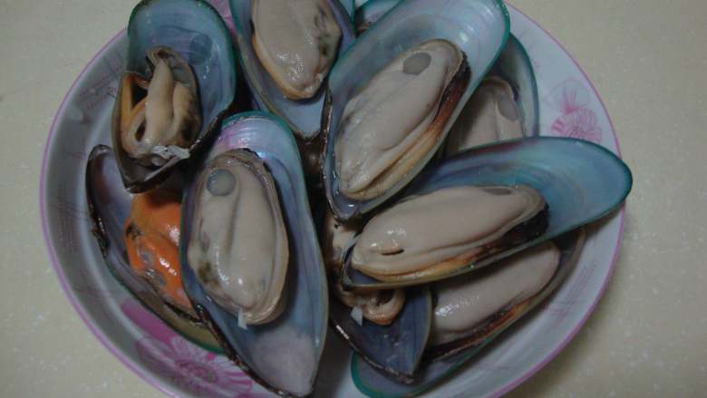 地中海青口贝,<a style='color:red;display:inline-block;' href='/shicai/ 6035'>青口贝</a>去掉一面的壳,去足丝,洗净