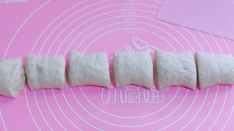 小兔子热狗,将发酵好的面团揉成长条状,切6等份!