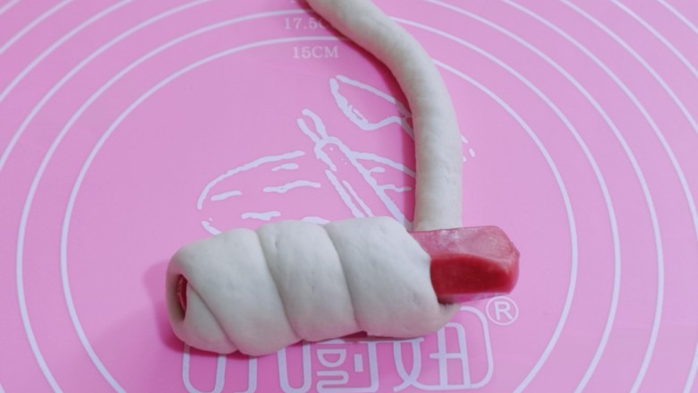小兔子热狗,再用条状面团绕在香肠上!如图!