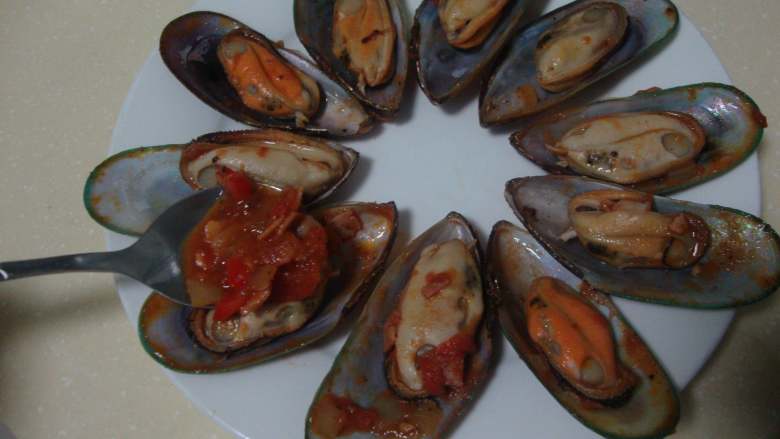 地中海青口贝,把青口贝码入盘中,浇上酱汁