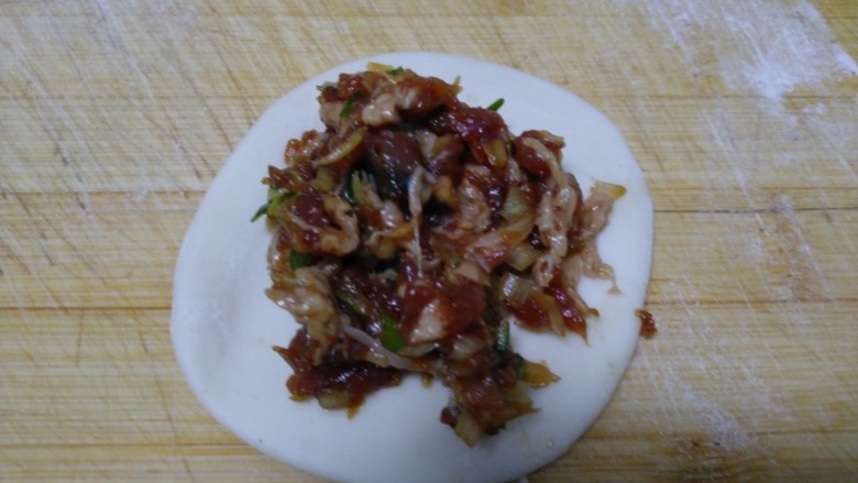 猪肉大葱包子,擀成薄片,包入馅料。