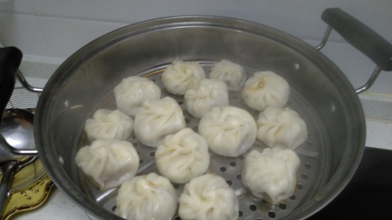 猪肉大葱包子,蒸12分钟,焖3分钟。