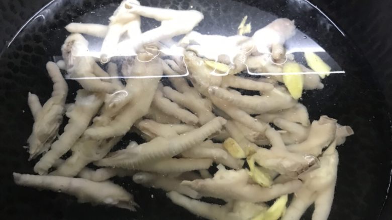 泡椒酸甜凤爪,1.鸡爪买回来对半切，洗净，冷水下锅，煮开，去掉鸡爪里的血水，捞出洗净
鸡爪洗净冷水下锅，锅里加入几片姜片，花椒，二锅头适量，水开之后再煮5分钟左右就可以了（5-8分钟）
