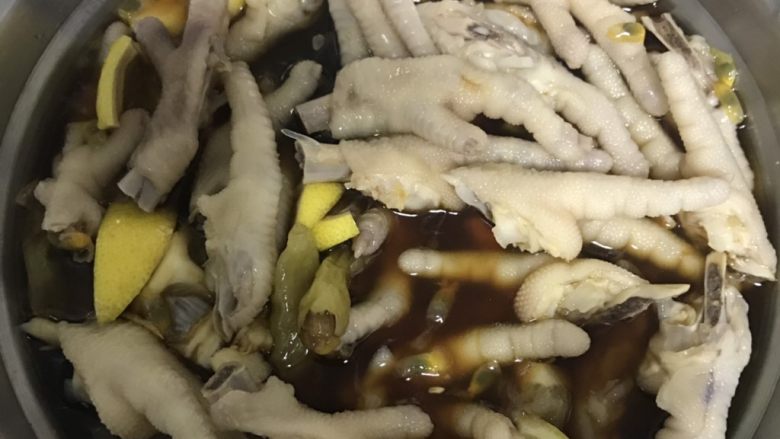 泡椒酸甜凤爪,4.配料的准备:小米辣（红绿辣椒适量），<a style='color:red;display:inline-block;' href='/shicai/ 595'>柠檬</a>1-2个，<a style='color:red;display:inline-block;' href='/shicai/ 2068'>百香果</a>1-2个，蒜头半个，香菜1小把，切好装入一个大点的盆子，陈醋，味极鲜，白糖，盐巴（一点，味极鲜会咸了），老抽再倒一点点，上色好看，香油适量，（我还放了点的芥末，这样做出来更鲜）搅拌在一起,然后根据个人口味再做适当调整