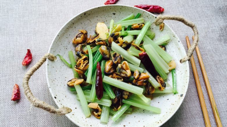 家常菜+淡菜干炒芹菜,成品图