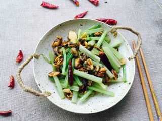 家常菜+淡菜干炒芹菜