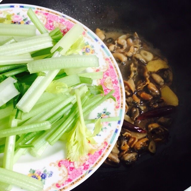 家常菜+淡菜干炒芹菜,十分钟后再倒入芹菜