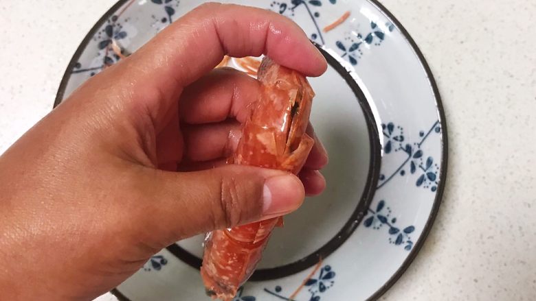 红烧虾,给红虾开背,取出虾线,红虾就处理好了,把另外3只也都处理好备用