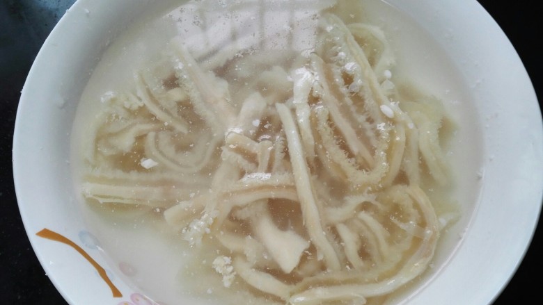 西兰花炒牛肚,<a style='color:red;display:inline-block;' href='/shicai/ 221'>牛肚</a>泡水洗净,这个是买的半成品熟的