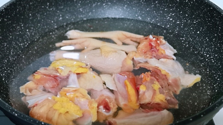 补气血薏米红枣鸡汤,冷水入锅,焯水,大火烧开,煮3分钟捞出,用冷水反复冲洗,将鸡块上的杂质冲洗干净!