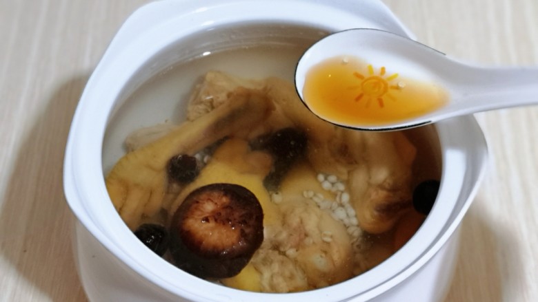 补气血薏米红枣鸡汤,加入<a style='color:red;display:inline-block;' href='/shicai/ 718'>料酒</a>去腥!多锅中一次性加足够的纯净水。