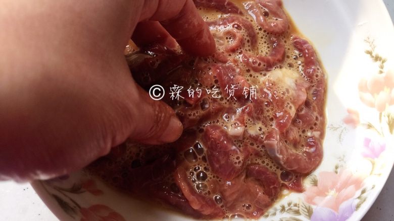 小炒牛肉丝,混合后,用手拌均匀,腌制半小时左右