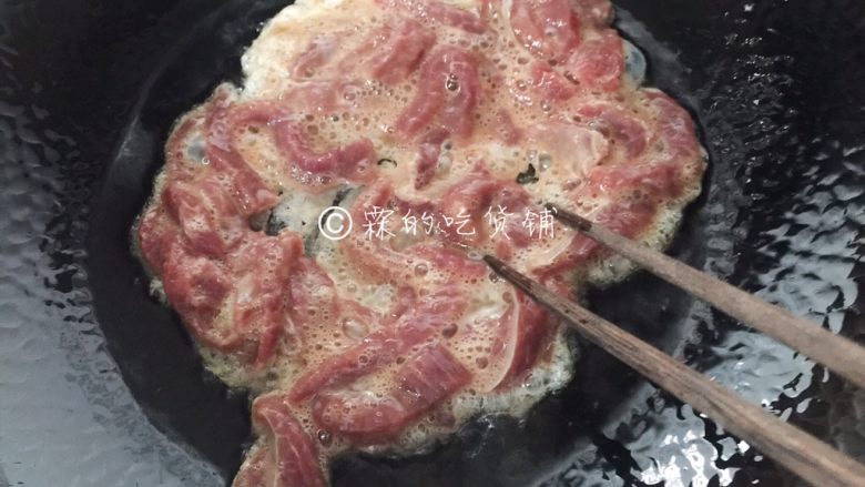 小炒牛肉丝,起油锅，先把腌好的牛肉丝放入煸炒，随后盛出