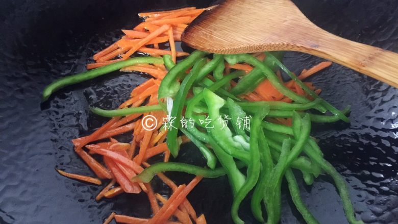 小炒牛肉丝,锅洗净后再起油锅,先把胡萝卜丝放入煸炒,30秒后,再把<a style='color:red;display:inline-block;' href='/shicai/ 61'>青椒</a>丝放入煸炒