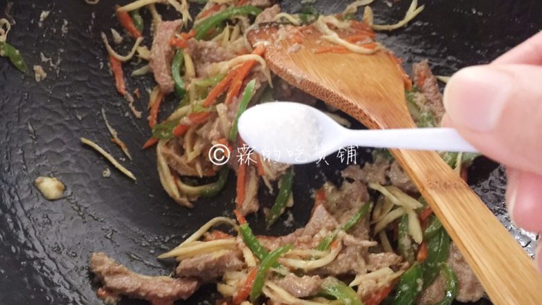 小炒牛肉丝,最后放上1g盐,口重的可再适当多放一些