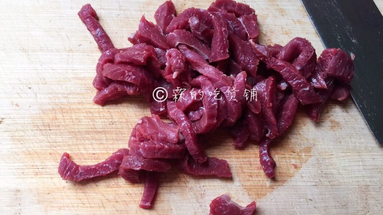 小炒牛肉丝,随后切成丝