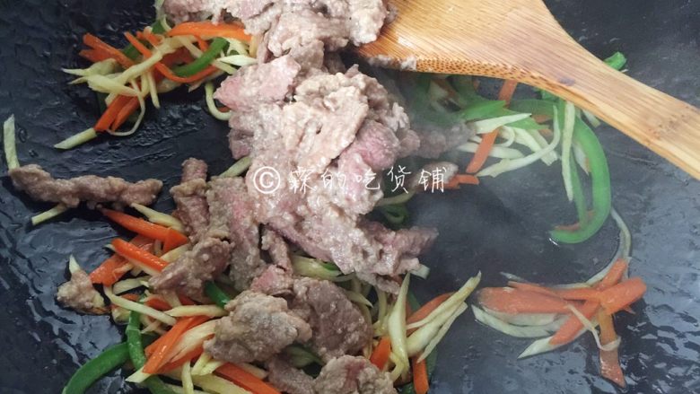 小炒牛肉丝,然后把牛肉丝放入,翻炒均匀
