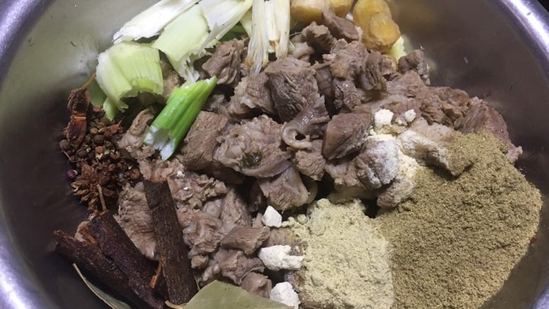 东北 炖牛肉,搅拌均匀