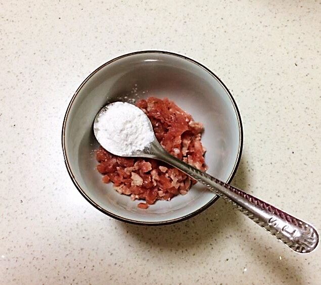 宝宝健康食谱 肉末茄子,加入1勺<a style='color:red;display:inline-block;' href='/shicai/ 3777'>红薯淀粉</a>
