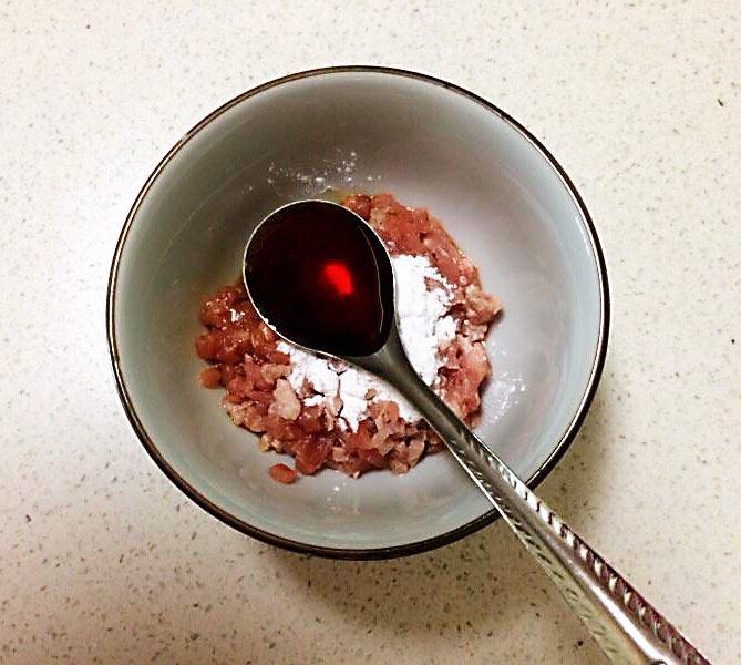 宝宝健康食谱 肉末茄子,加入2勺<a style='color:red;display:inline-block;' href='/shicai/ 788'>生抽</a>