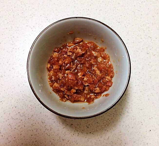宝宝健康食谱 肉末茄子,调匀后腌制入味10分钟