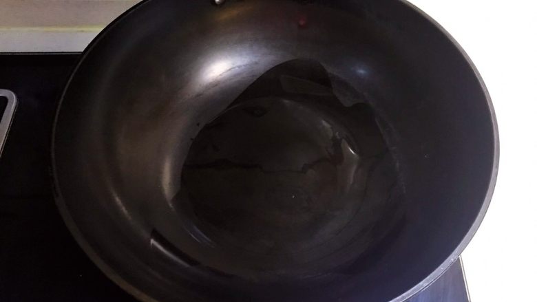 宝宝健康食谱 肉末茄子,炒锅烧热后放入1勺<a style='color:red;display:inline-block;' href='/shicai/ 140122'>玉米油</a>