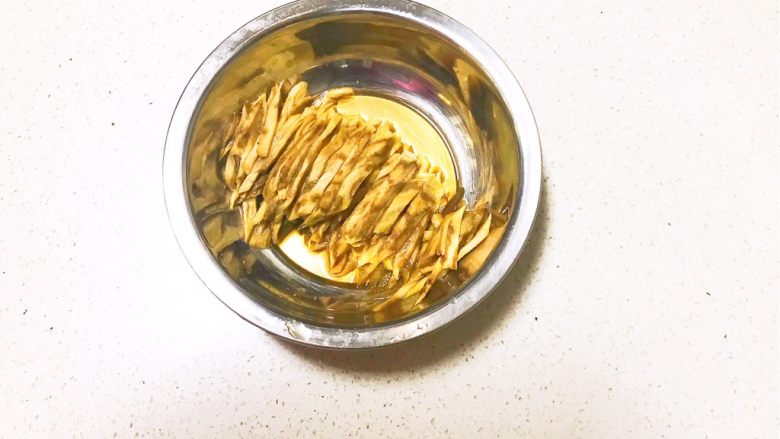 宝宝健康食谱 肉末茄子,茄子蒸熟了,因为是给宝宝吃的,要把茄丝蒸的熟一点,所以蒸熟的茄子颜色有点深