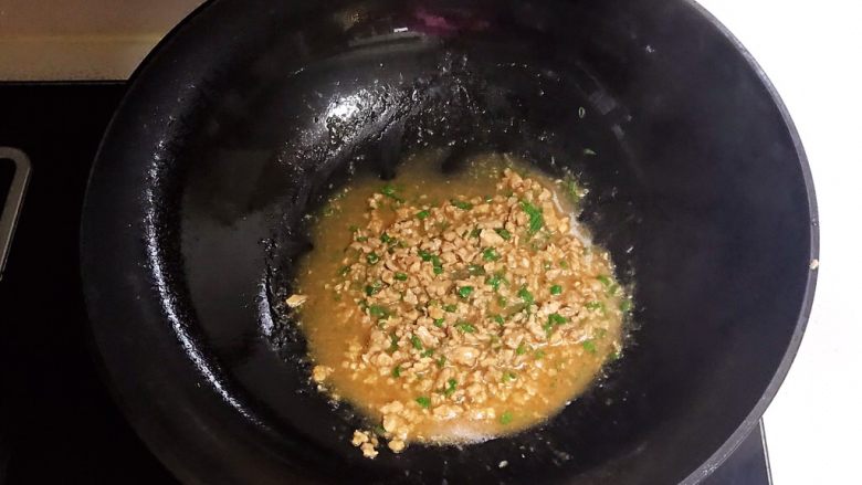 宝宝健康食谱 肉末茄子,翻炒均匀即可
