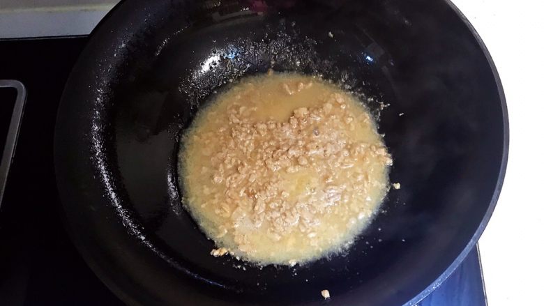 宝宝健康食谱 肉末茄子,加入300ml开水,小火烧肉末5分钟
