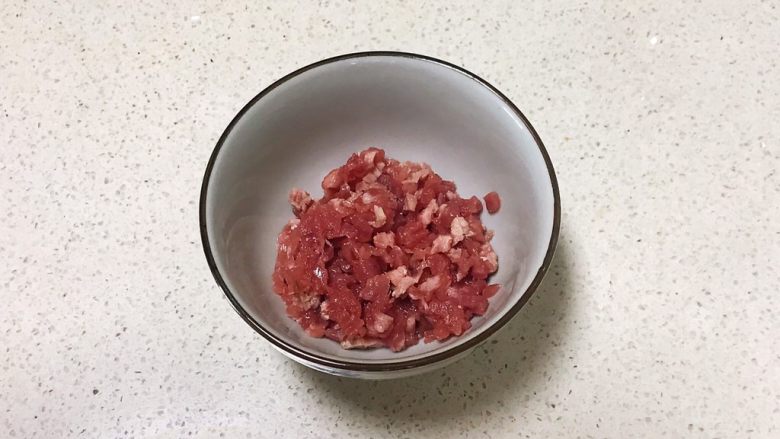 宝宝健康食谱 肉末茄子,猪肉末放入碗里