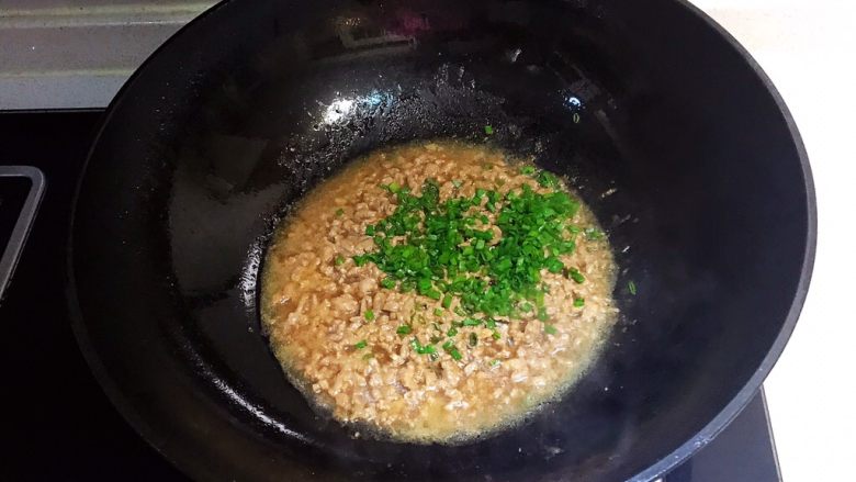 宝宝健康食谱 肉末茄子,肉末熟了之后加入香葱末
