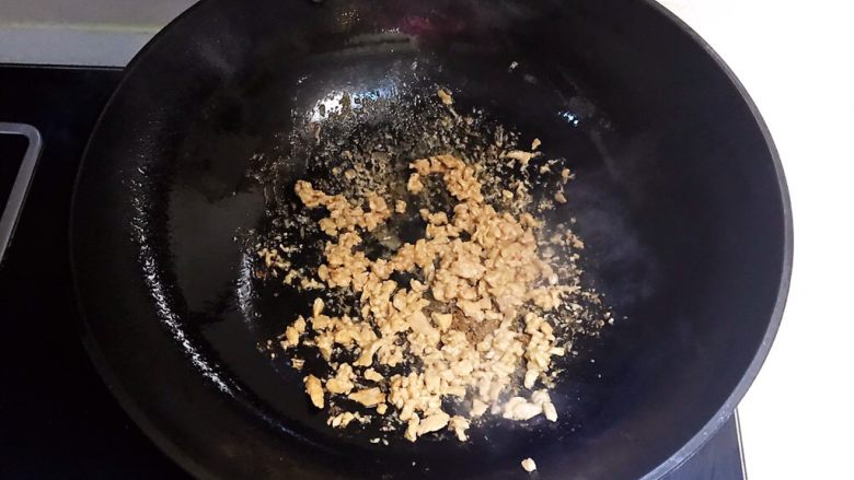 宝宝健康食谱 肉末茄子,油烧热后加入猪肉末,煸炒2分钟