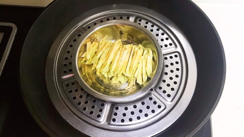 宝宝健康食谱 肉末茄子,把切好的茄丝放入蒸锅