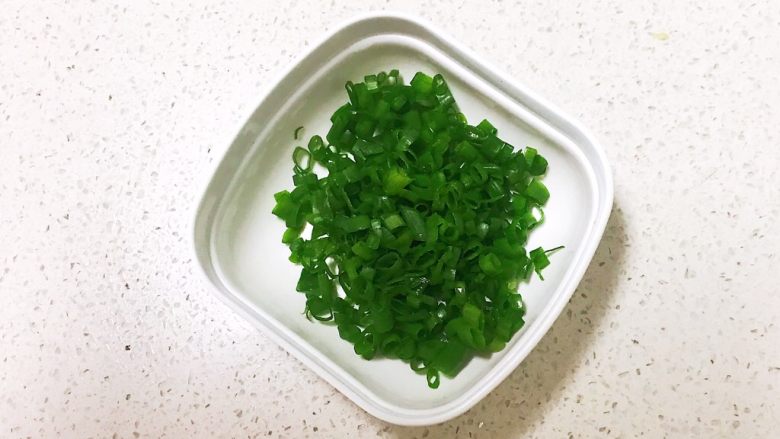 宝宝健康食谱 肉末茄子,把香葱叶切成末