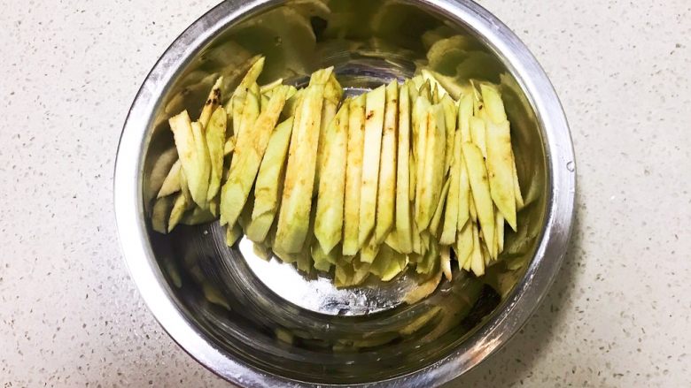 宝宝健康食谱 肉末茄子,把茄子切成丝