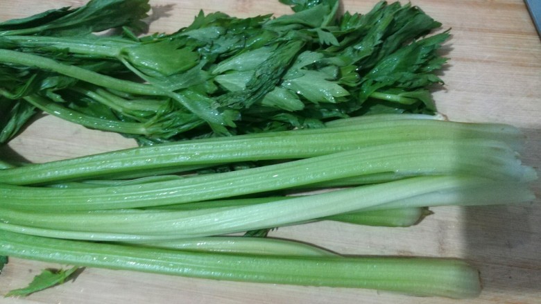芹菜肉馅水饺,<a style='color:red;display:inline-block;' href='/shicai/ 125'>芹菜</a>洗净