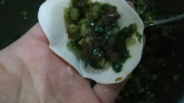 芹菜肉馅水饺,倒入适量的馅