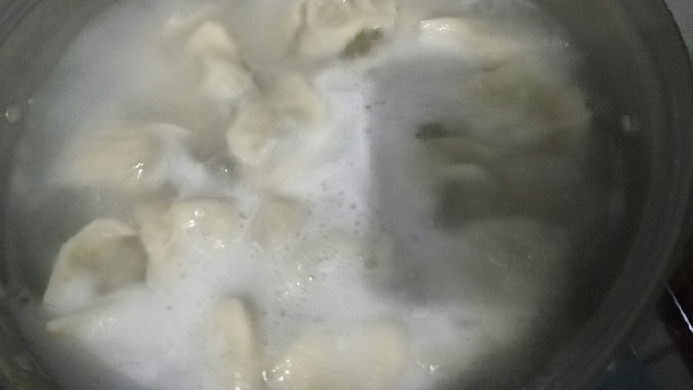 芹菜肉馅水饺,盖盖烧开后,揭开锅盖再煮两分钟左右