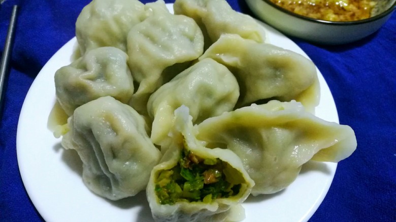 芹菜肉馅水饺,敲点蒜泥蘸着吃,特别香