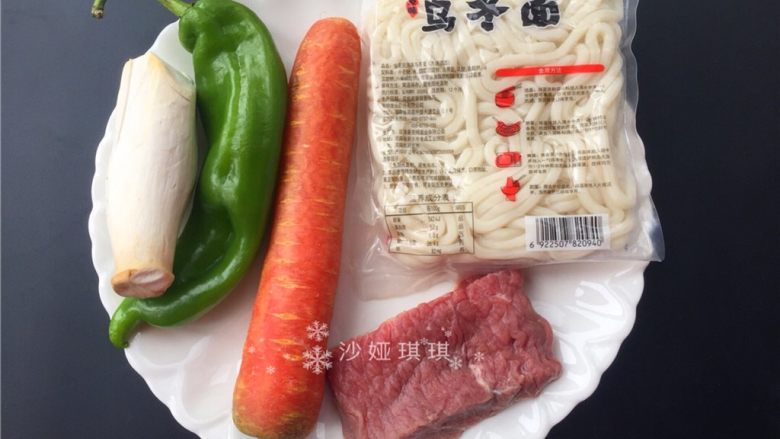 杂蔬牛肉炒乌冬面,准备材料如图。